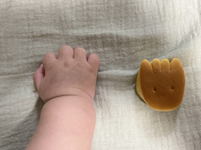 やさいパン　赤ちゃんの手